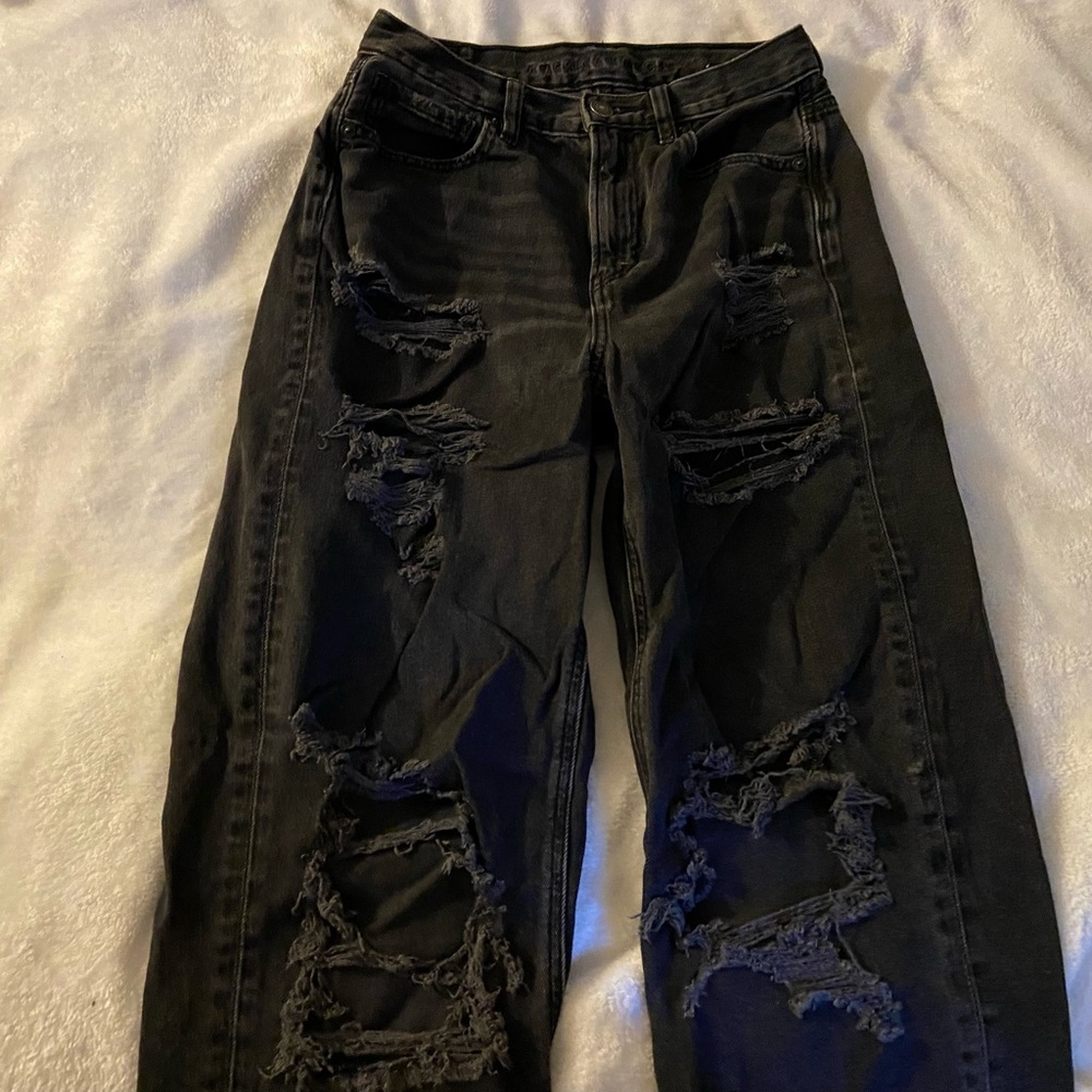 AE RIPPED RELAXED
MOM JEAN